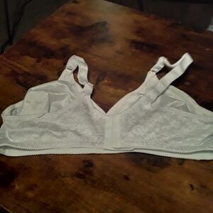 NWOT Bali 42C White Classic Comfy & Supportive Unpadded Wirefree Beautiful Bra
